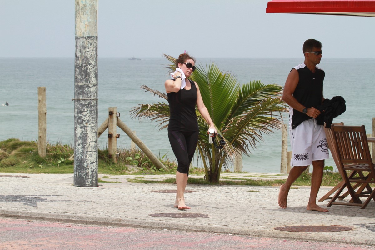 Para manter a forma, Giovanna Antonelli corre na areia da praia Confira as Fotos