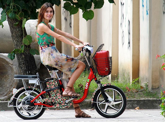 Em clima de primavera, Thaila Ayala pedala no Recreio