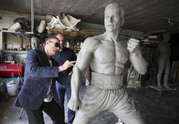 Van Damme confere últimos detalhes de sua estátua de bronze