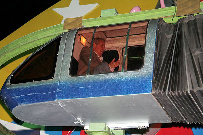 Jayme Monjardim brinca no monorail