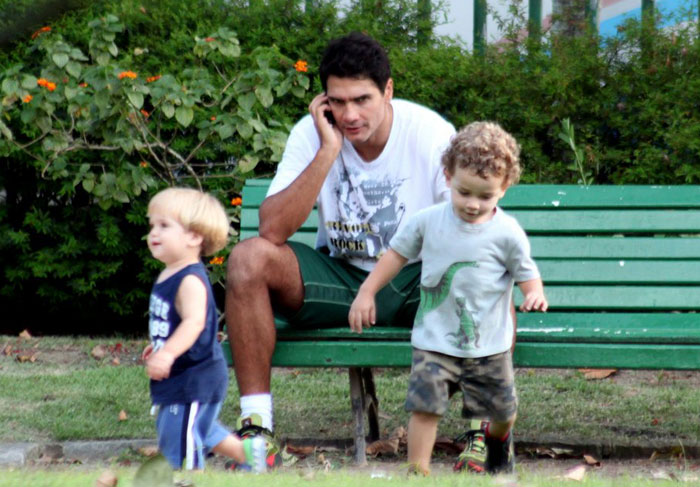 Em momento coruja, Rafael Calomeni brinca com o filho