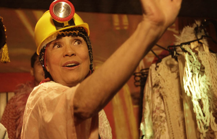 Regina Duarte comemora 50 anos de carreira atuando no palco Ofuxico