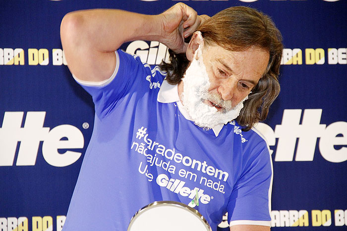 José de Abreu faz a barba em prol do Instituto Ayrton Senna, No Rio.  Confira As Fotos