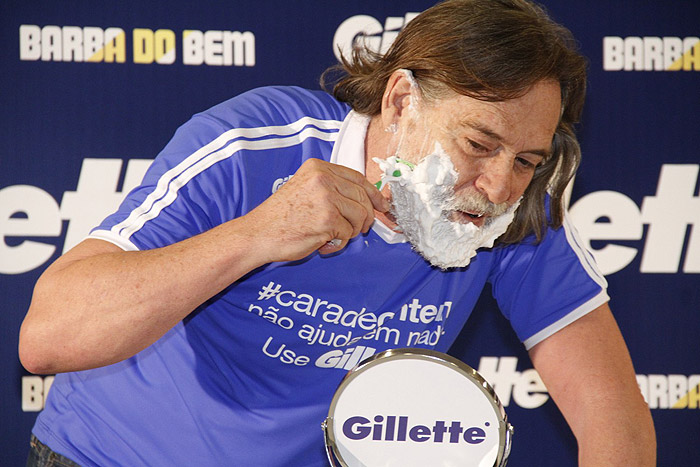 Tchau, Nilo! José de Abreu faz a barba em evento no Rio