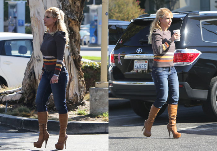 Britney Spears passeia usando botas de saltos altíssimos por Los Angeles