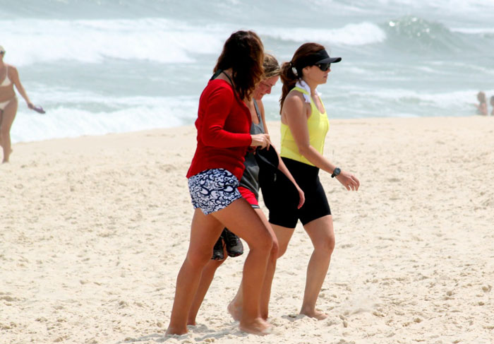 Giovanna Antonelli se exercita na praia e acena para fotógrafos