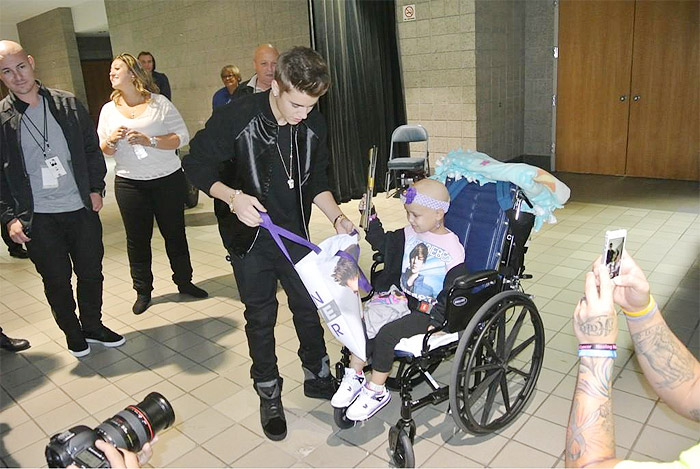 Justin Bieber visita uma outra fã paciente de câncer