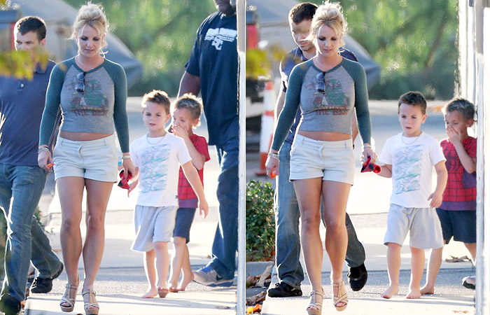 Britney Spears passeia com os filhos de pernas e barriga de fora