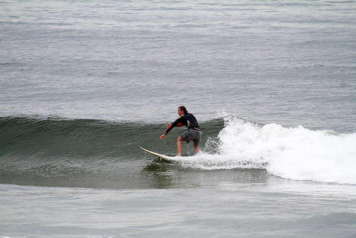 Marcelo Novaes surfa na praia da Barra da Tijuca