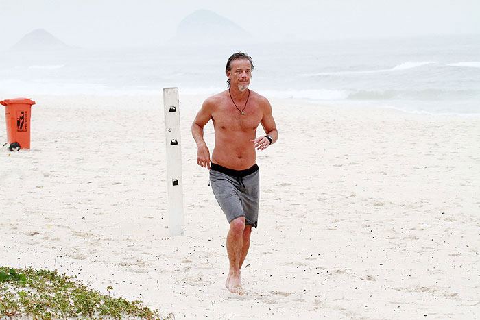 Marcello Novaes surfa e corre na Barra da Tijuca