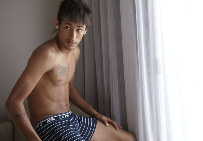 Neymar paga de modelo em ensaio de cuecas