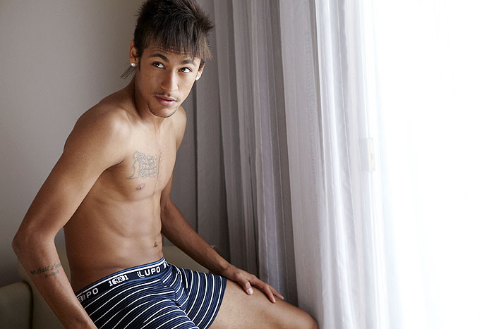 Neymar paga de modelo em ensaio de cuecas. Veja as Fotos!