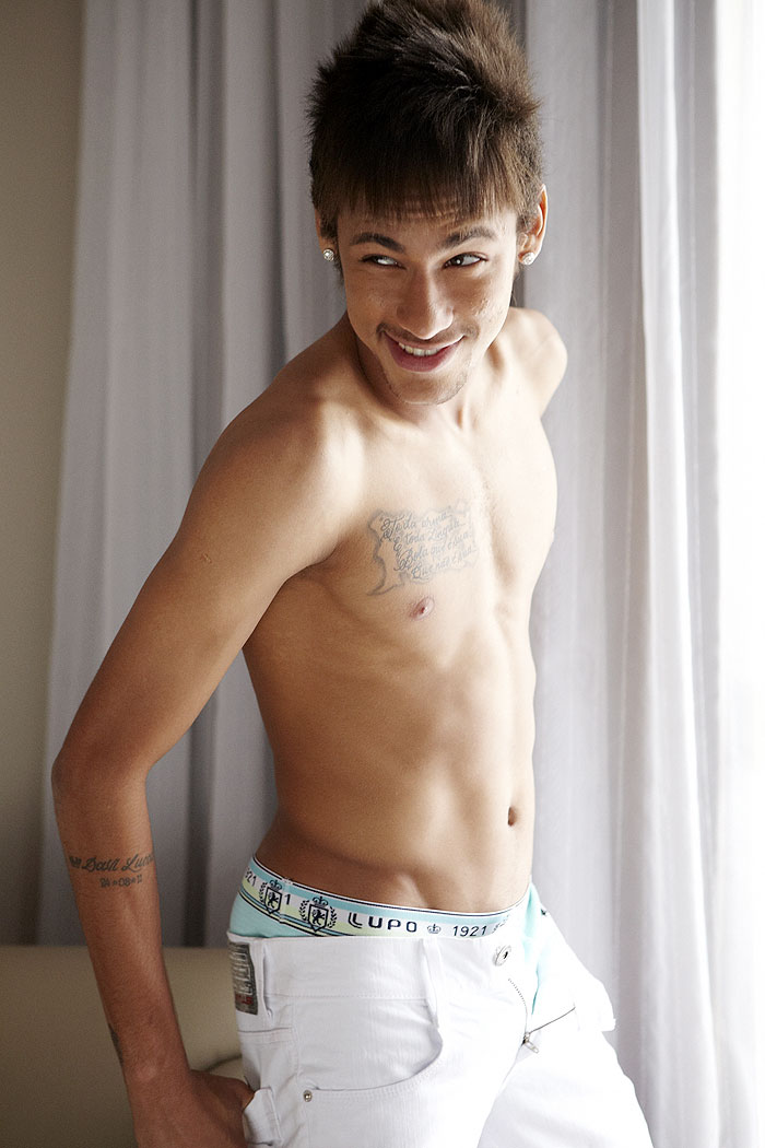 Neymar paga de modelo em ensaio de cuecas. Veja as Fotos!