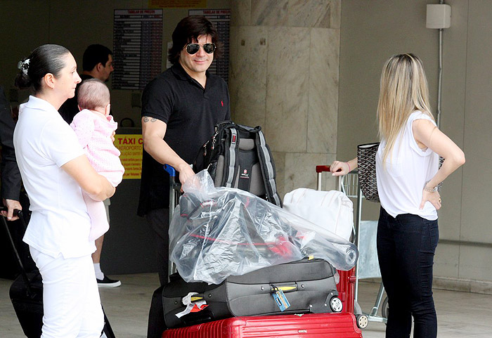 Paulo Ricardo desembarca com a filha nos braços, em Aeroporto