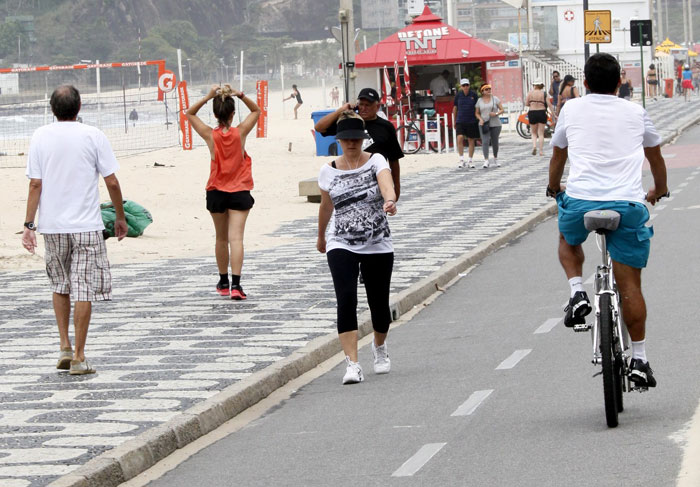 Giulia Gam se exercita pela orla do Leblon