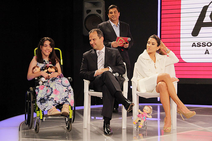 Isabela, menina atendida pela AACD, José Roberto Maciel, Carlos Nascimento e Patrícia Abravanel