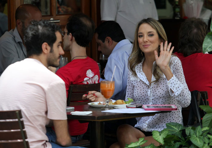 Ticiane Pinheiro deixa as pernas à mostra durante passeio pelo Leblon