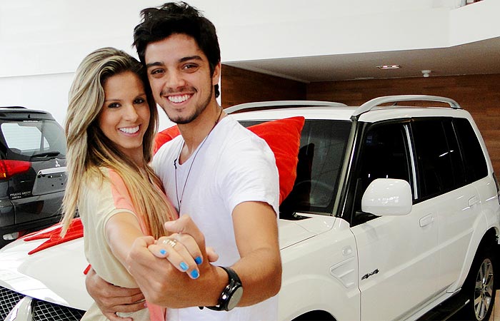 Rodrigo Simas e Raquel Guarini pegam seus carros após vitória no Dança dos Famosos