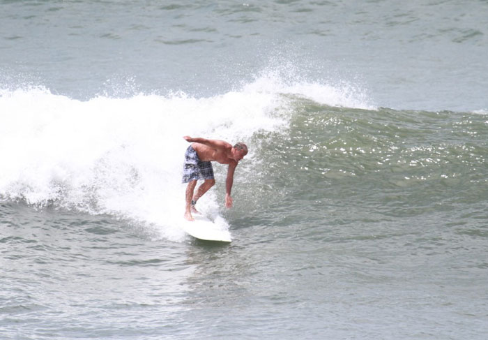  Kadu Moliterno pega onda na praia da Macumba, no Rio