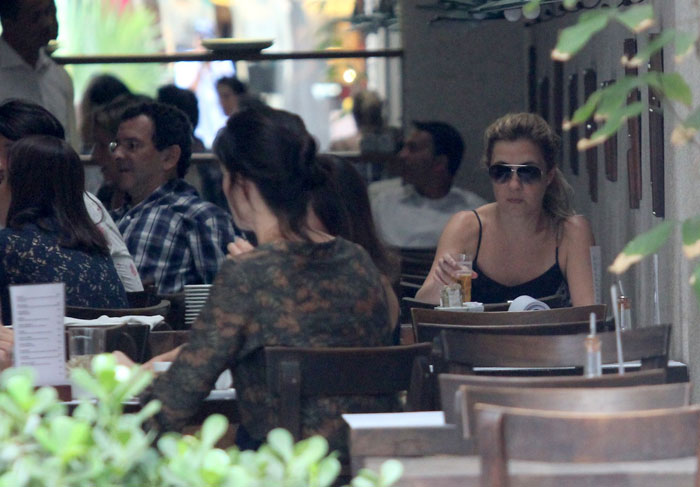 Adriana Esteves toma chopp em restaurante em Ipanema