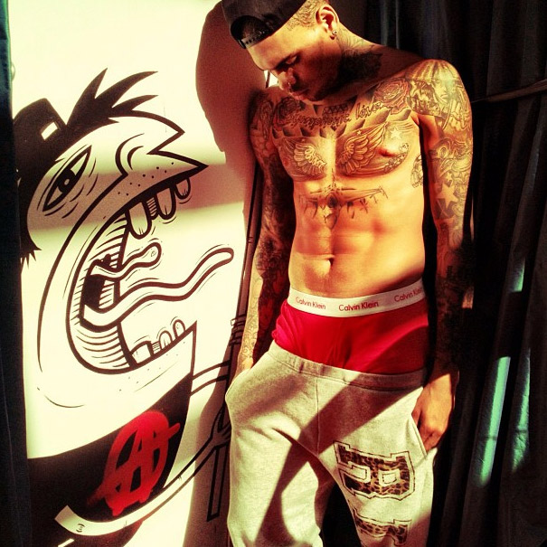 Chris Brown posta foto de cueca e diz: "Sentindo-me como merda hoje"