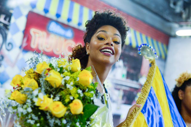 Juliana Alves é coroada rainha de bateria da Unidos da Tijuca