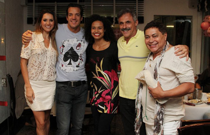 Rodrigo Simas e outros famosos prestigiam festa de aniversário Ofuxico