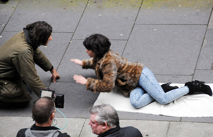 Scarlett Johansson se estabaca na rua, em cena de novo filme