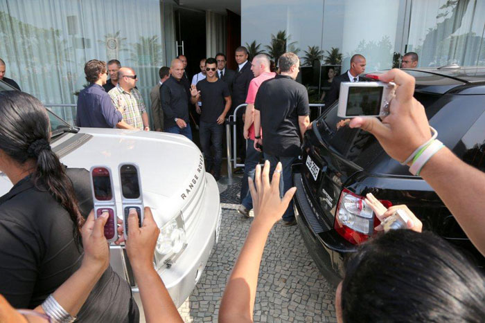 Taylor Lautner se despede do Rio e recebe o carinho das fãs