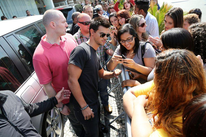 Taylor Lautner se despede do Rio e recebe o carinho das fãs