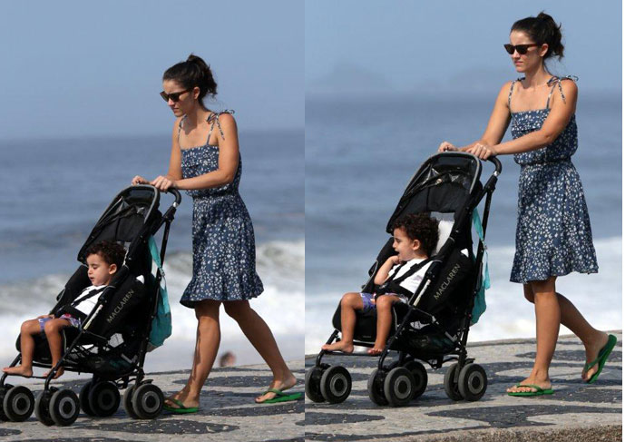 Patrícia Werneck leva seu filho pra passear na orla de Ipanema