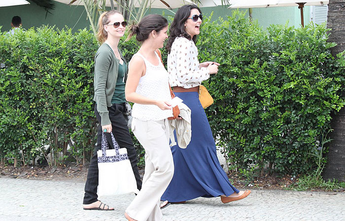 Fernanda Rodrigues se diverte em almoço com as amigas