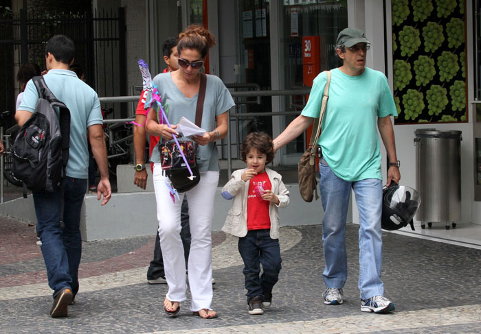 Totia Meirelles faz lanchinho com o neto no Leblon, Rio