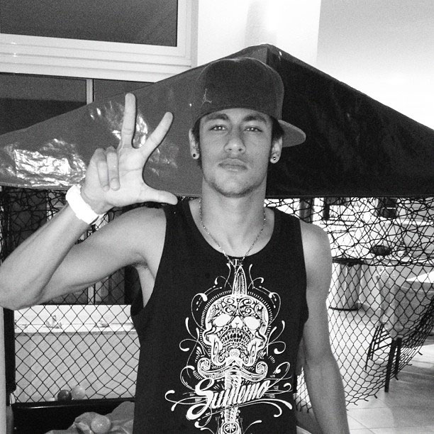 Neymar posa com gesto de “mano” e posta letra de funk
