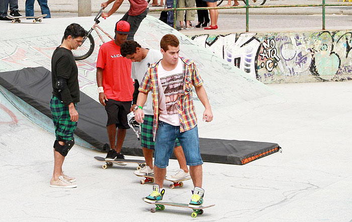 Thiago Martins e Eduardo Moscovis gravam em pista de skate no Rio