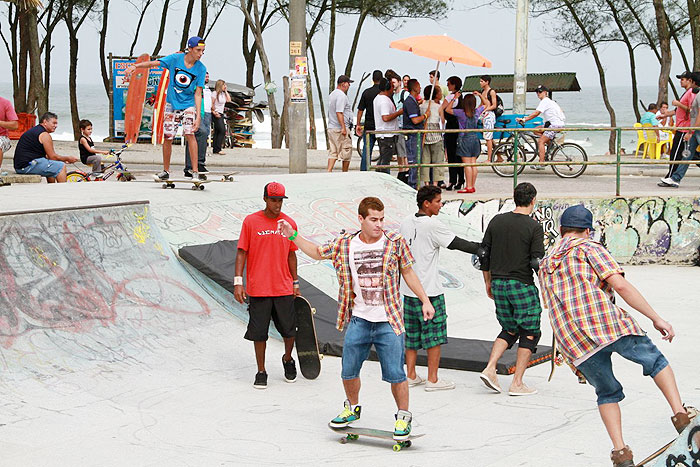 Thiago Martins e Eduardo Moscovis andam de skate em gravação 