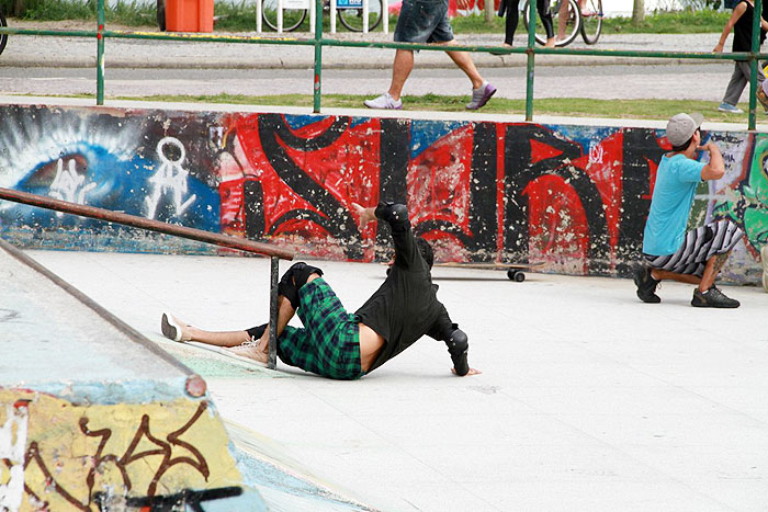 Caiu! Eduardo Moscovis leva tombo de skate em gravação de Louco por Elas