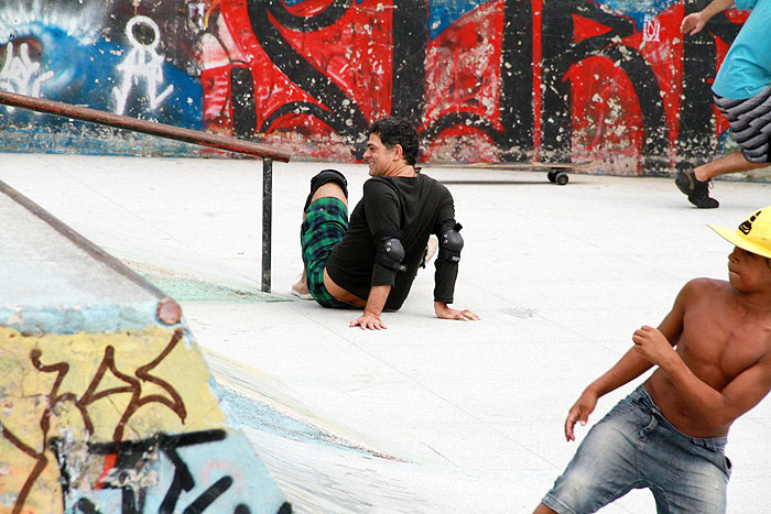 Eduardo Moscovis caiu sentado após levar tombo de skate