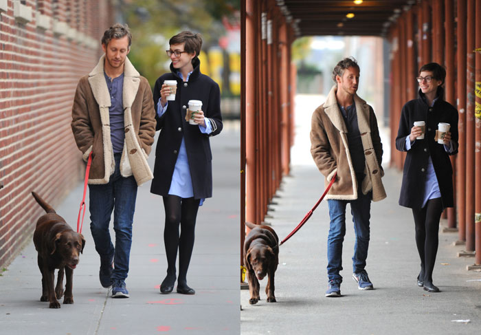 Anne Hathaway e o marido levam cachorra de estimação para passear