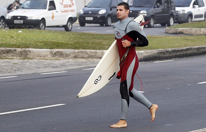 Cauã Reymond surfa na Barra da Tijuca, Rio