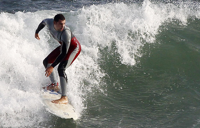 Cauã Reymond surfa na Barra da Tijuca, Rio