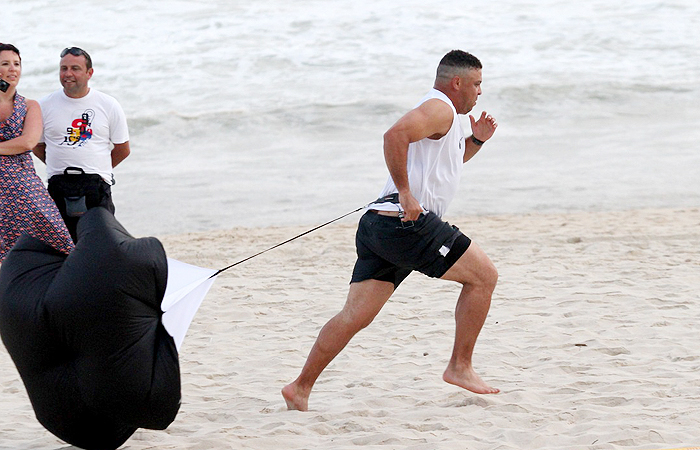Ronaldo sua a camisa em gravação na praia do Leblon, Rio