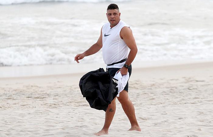 Ronaldo sua a camisa em gravação na praia do Leblon, Rio