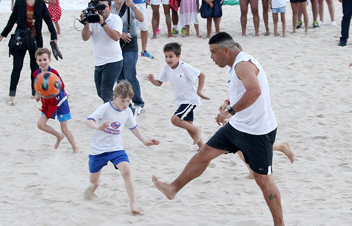 Ronaldo sua a camisa em gravação na praia do Leblon, Rio