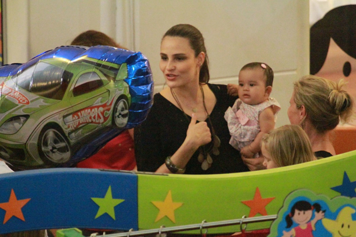 Murilo Rosa e Fernanda Tavares fazem festa para filho no Rio