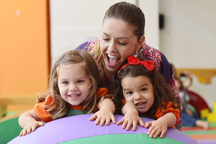 As gêmeas Beatriz e Sofia se divertem com a mãezona