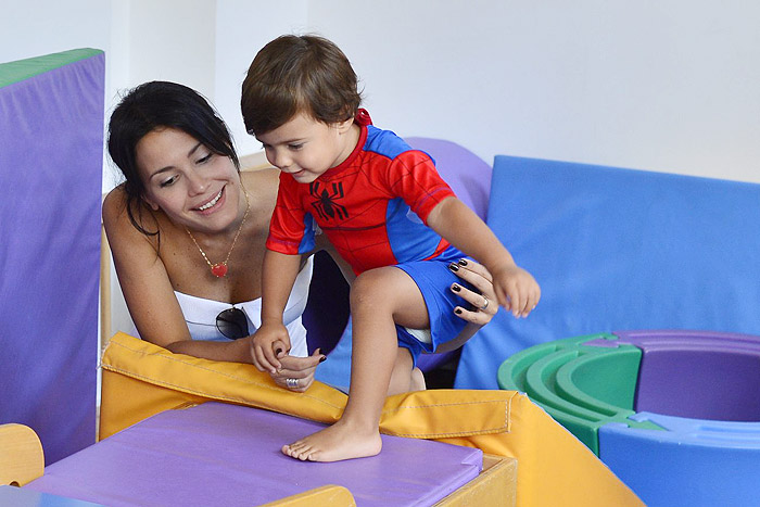 Juliana Knust ajudou seu filho Mateus a subir em brinquedo