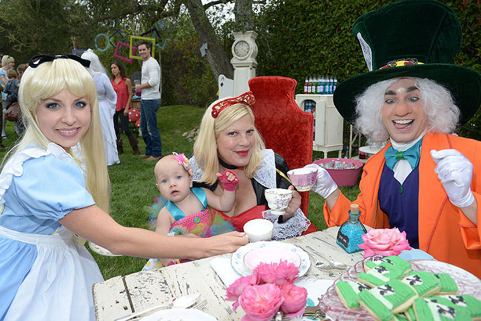 Tori Spelling dá festa com tema de Alice no País das Maravilhas