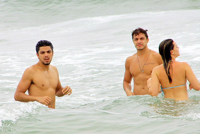 Rodrigo Simas curte praia e ataca de paparazzi.