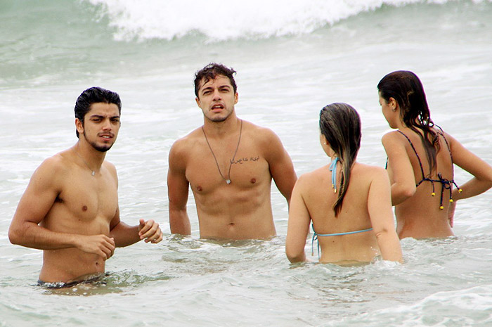 Rodrigo Simas curte praia e ataca de paparazzi.